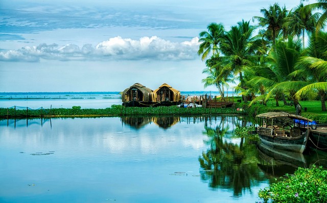 Kumarakom gives you experiences like relaxing while  sipping on tender coconut water, tasting some authentic Kerala food and experiencing the warmth of fresh air.