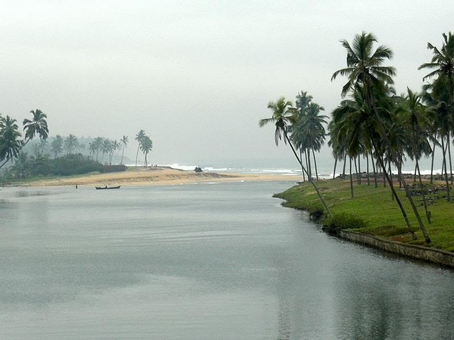 Kappil Lake is popular for its serene atmosphere and the coconut plantations