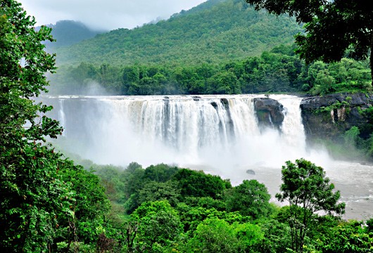 Las cascadas están en su mejor momento cuando vienes a disfrutar del turismo monzónico en Kerala.