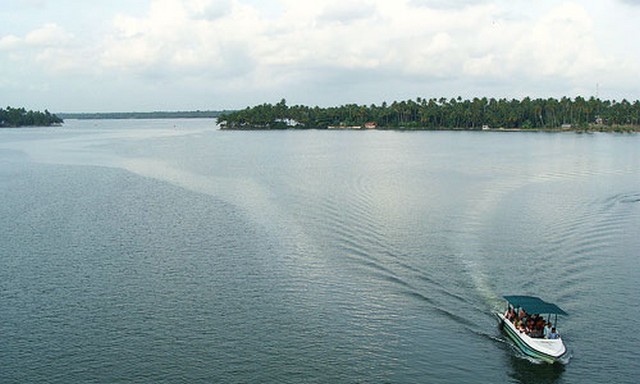 ashtamudi-lake-kollam