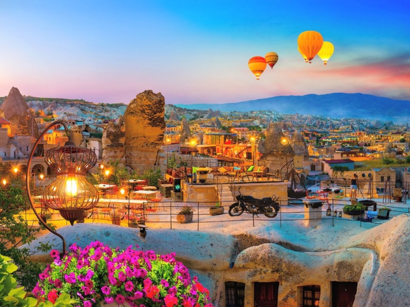 Cappadocia-Turkey-amazing-view-hot-air-ballons-in-the-sky