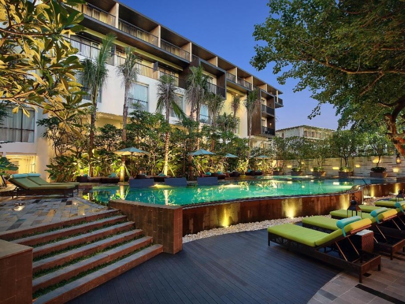 Relaxing-poolside-view-at-Mercure-Bali-Legian-hotel