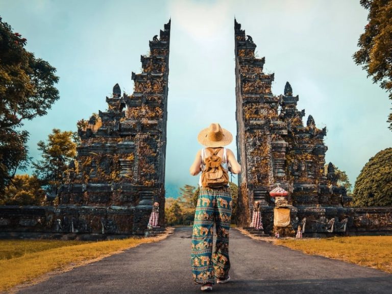 Stunning-scenery-of-Bali's-Gate-of-Heaven
