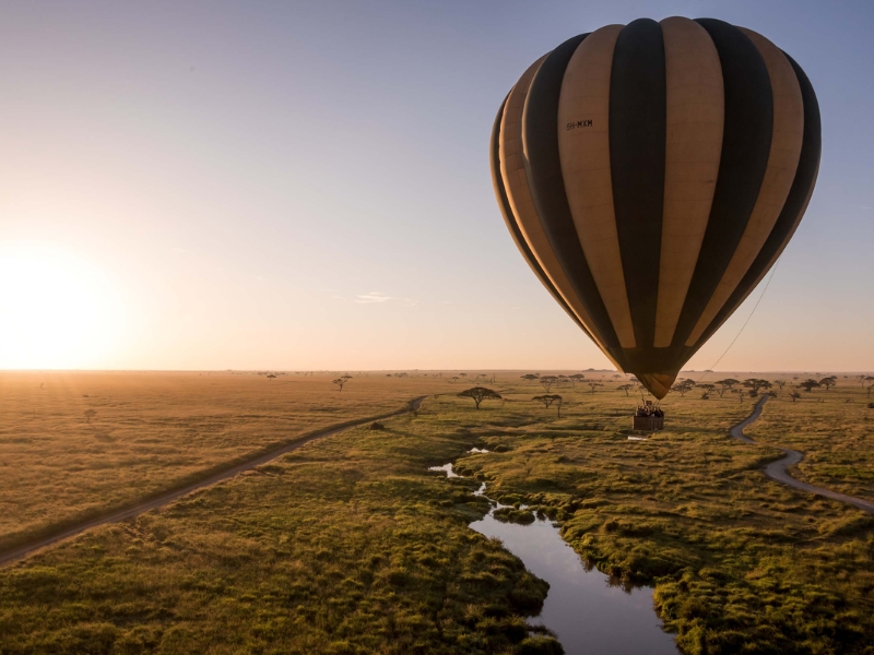 hot-air-ballon-floating-in-the-sky-Serengeti-Tanzania