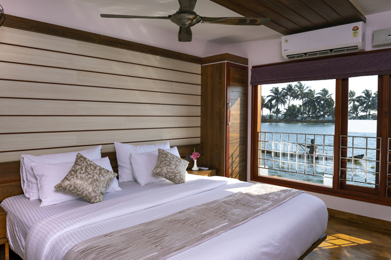 Blue Jelly Luxury Cruises in Alleppey