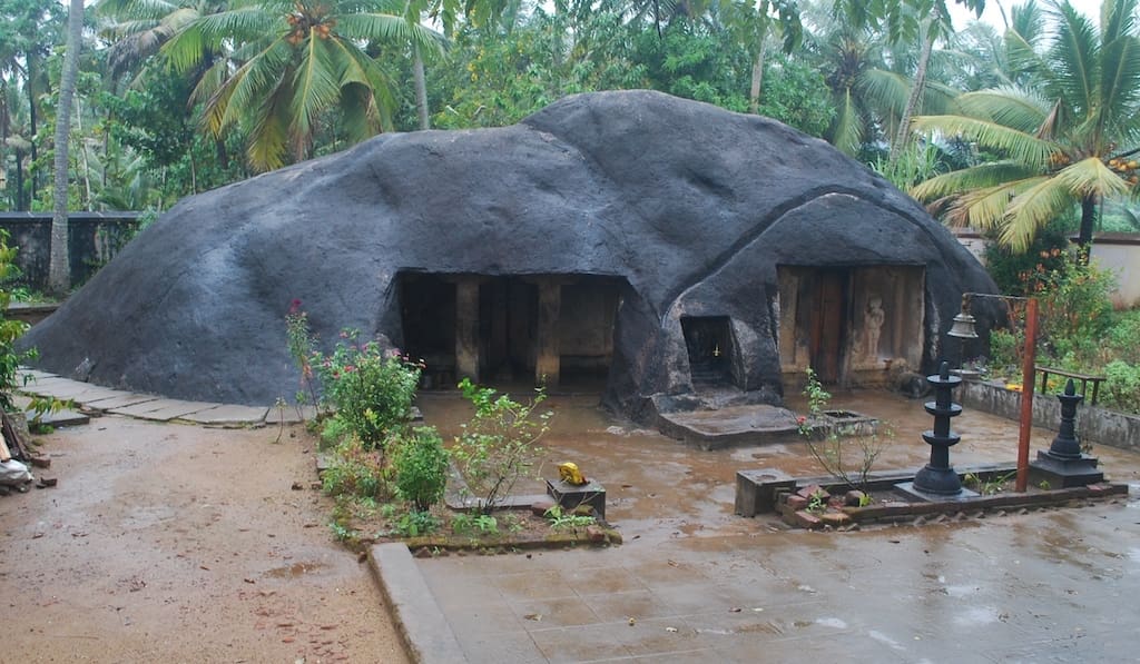 Templo cueva excavado en la roca de Kottukal en Kollam