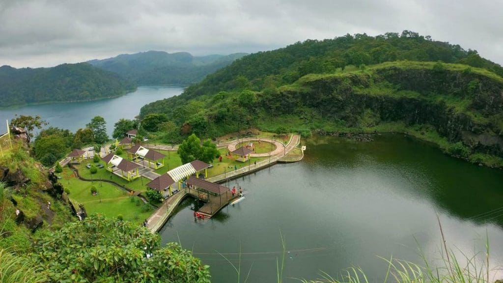 Idukki dam, along with Cheruthoni and Kulamavu dams, forms the Idukki Reservoir, which spreads over 60 square kilometers.